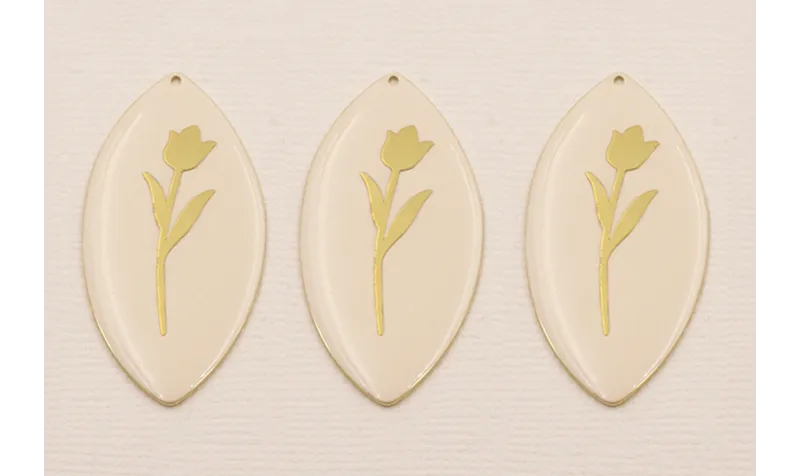 Ovalo Dorado Mate Esmaltado Beige con Flor Dorada