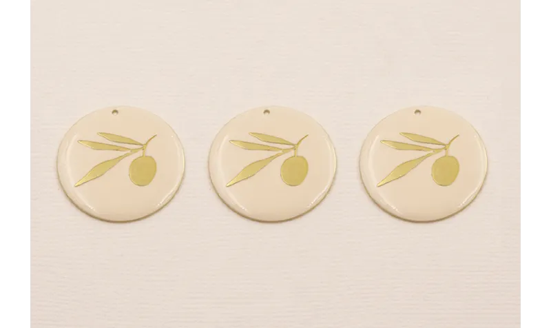 Disco Dorado Mate Esmalte Beige con Hoja Dorada / Cuentas Metálicas de Latón / Zamak