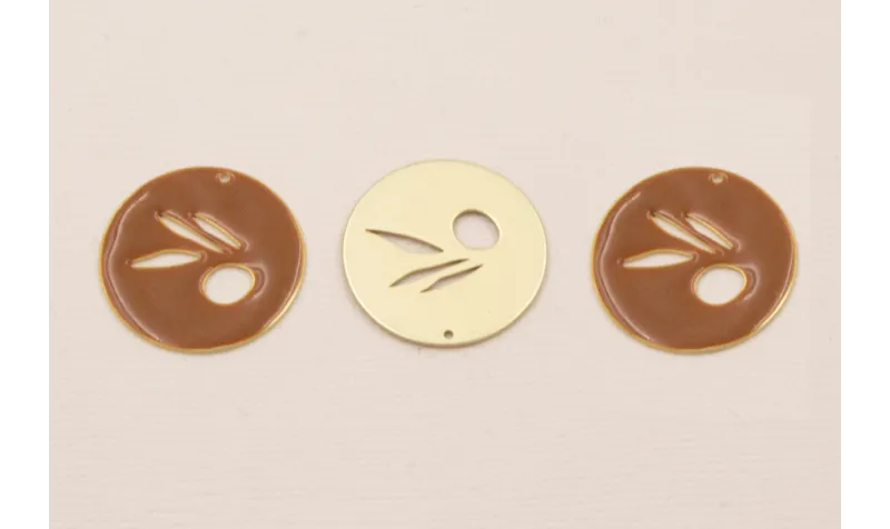 Disco 25mm esmalte marrón con Hoja Calada Disco 25mm esmalte marrón con Hoja Calada