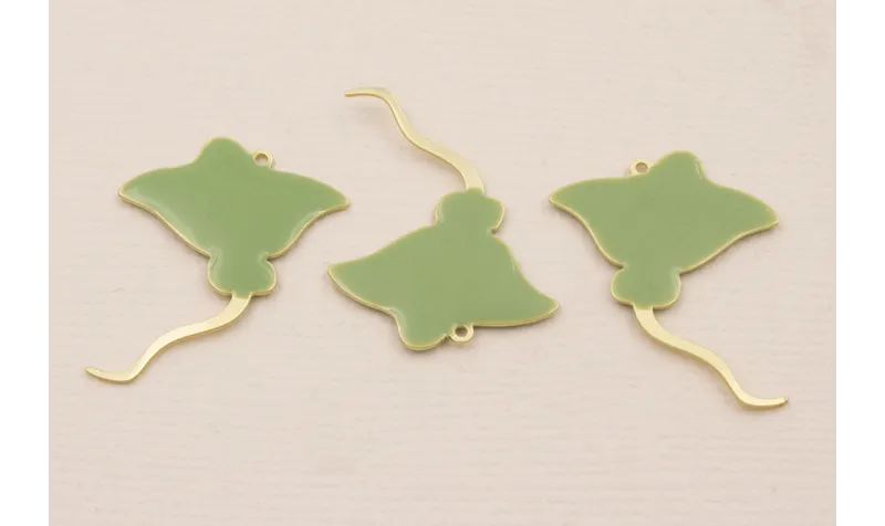 Cuenta Manta Raya 25*20mm verde Oliva y Oro Mate / Cuentas Metálicas de Latón / Zamak