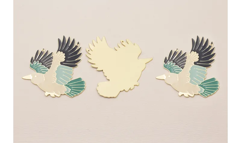 Pieza Pájaro Alas verdes 55*55 Oro Mate y Esmalte / Cuentas Metálicas de Latón / Zamak