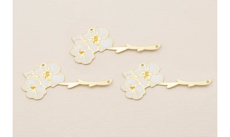 Pieza Ramo Flores Blancas 42*20 Oro Mate  Esmalte