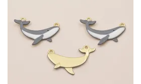 Colgante Ballena Oro Mate 25*10 Blanco y Gris / Cuentas Metálicas de Latón / Zamak