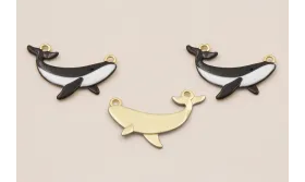 Colgante Ballena Oro Mate 25*10 Blanco y Negro / Cuentas Metálicas de Latón / Zamak