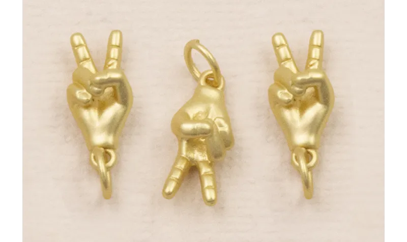 Colgante Signo de Victoria 15*5mm Dorado Mate / Cuentas Metálicas de Latón / Zamak