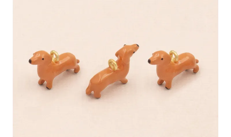 Colgante Perro Salchicha 12*9mm Marrón y Negro