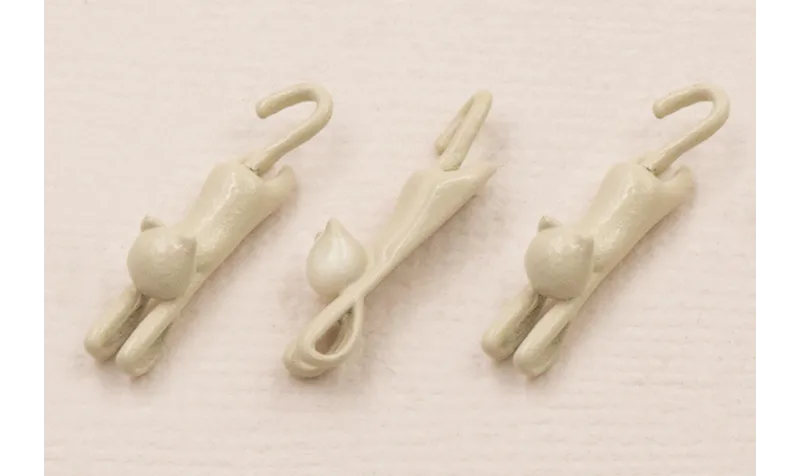 Coltante Gato 20*4mm Esmalte Beige / Cuentas Metálicas de Latón / Zamak