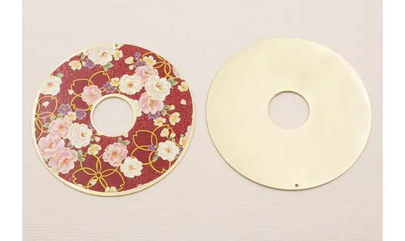 Disco Oro Mate 60mm Estampado Rojo / Cuentas Metálicas de Latón / Zamak