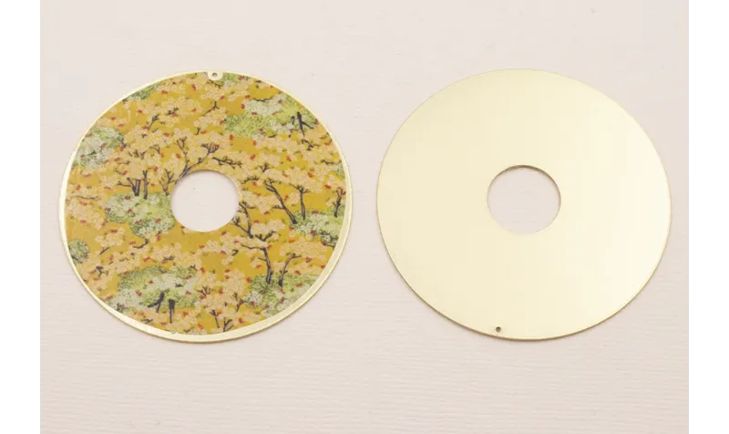 Disco Oro Mate 60mm Estampado Amarillento / Cuentas Metálicas de Latón / Zamak