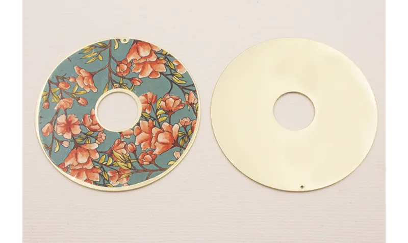 Disco Oro Mate 60mm Estampado Rojo y Azul / Cuentas Metálicas de Latón / Zamak