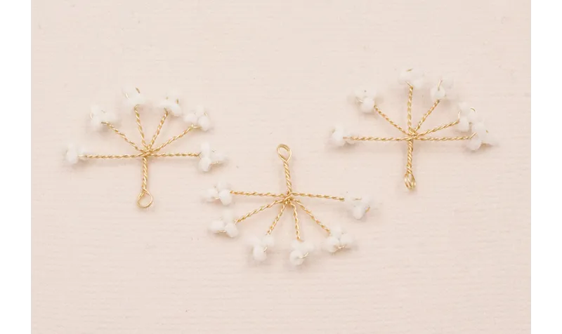 Cuenta Ramillete 6 pétalos 20*15mm Blanco / Cuentas Metálicas de Latón / Zamak