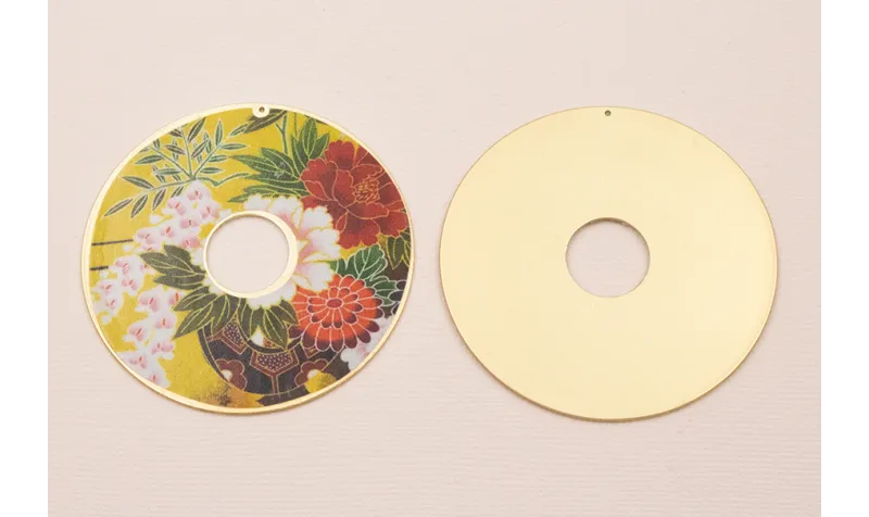 Disco 60mm  Oro Mate  Flores amarillas y rojas / Cuentas Metálicas de Latón / Zamak