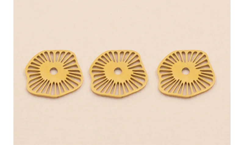 Forma de Sol labrado S.Steel 316L  13*13mm Dorado