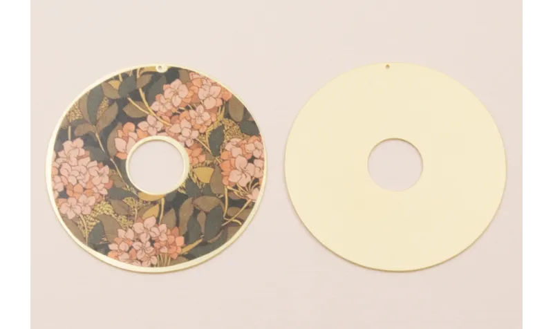 Disco 60mm  Oro Mate  Flores Rosas y Ramas / Cuentas Metálicas de Latón / Zamak