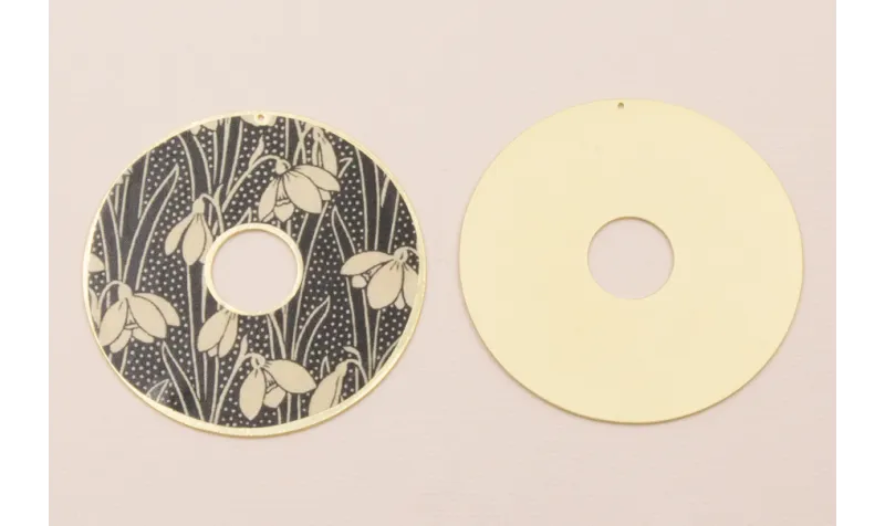 Disco 60mm  Oro Mate Flores Blanco y Negro / Cuentas Metálicas de Latón / Zamak