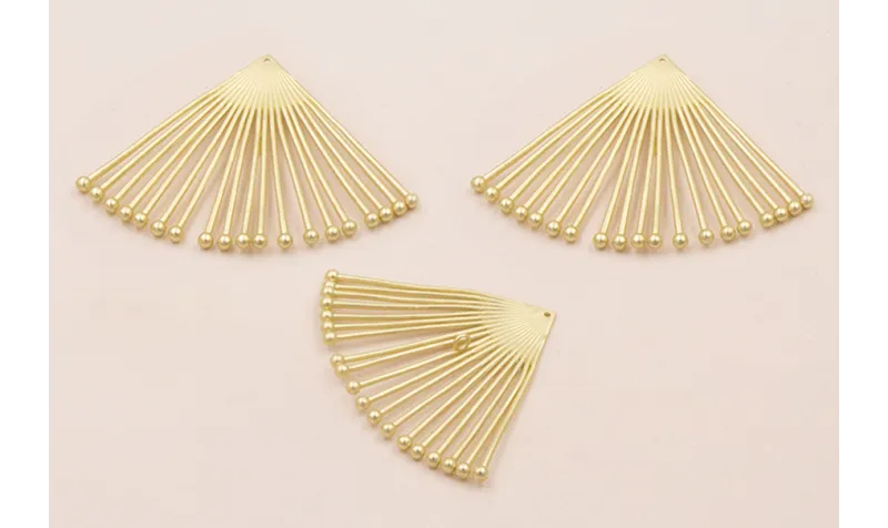 Colgante Pivotes 48*60 Oro Mate / Cuentas Metálicas de Latón / Zamak