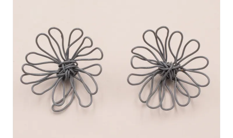 Flor Manual Hilo Latón 50mm Esmalte Gris / Cuentas Metálicas de Latón / Zamak