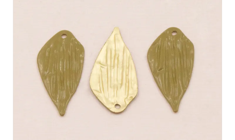 Hoja Plana 25*12 Oro Mate y Esmalte verde / Cuentas Metálicas de Latón / Zamak