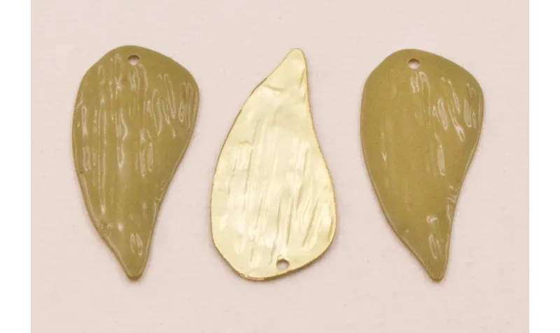 Hoja Plana 32*15 Oro Mate y Esmalte verde / Cuentas Metálicas de Latón / Zamak