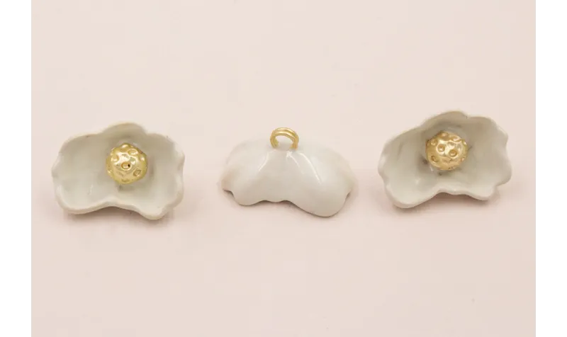 Flor Acampanada 30*20 Blanco Roto y Oro Mate / Cuentas Metálicas de Latón / Zamak