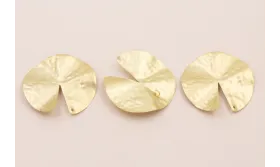 Colgante Nenufar 42mm anilla trasera Oro Mate / Cuentas Metálicas de Latón / Zamak