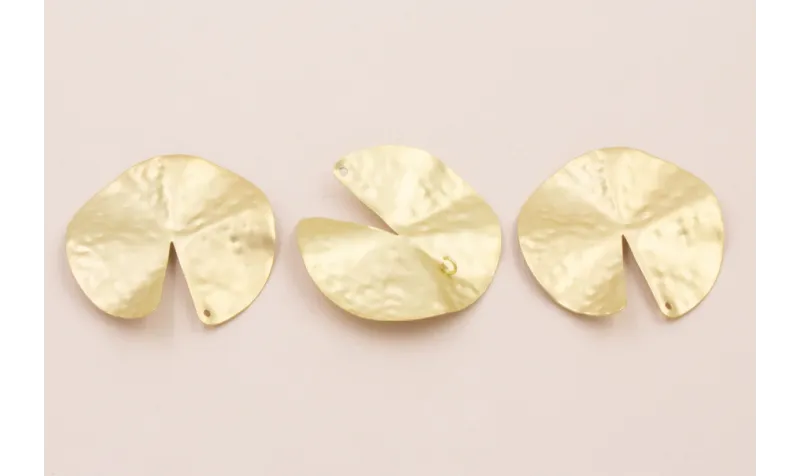 Colgante Nenufar 42mm anilla trasera Oro Mate / Cuentas Metálicas de Latón / Zamak