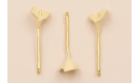 Colgante Cala 40*10 Esmalte Beige Oro Mate / Cuentas Metálicas de Latón / Zamak