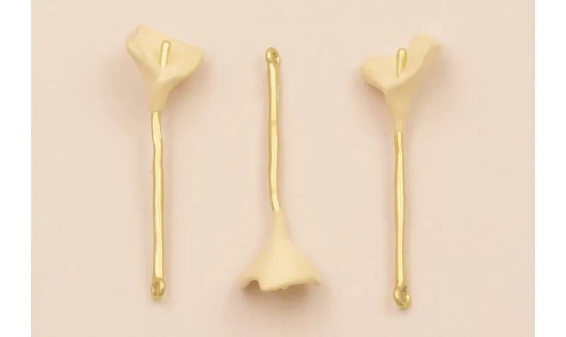 Colgante Cala 40*10 Esmalte Beige Oro Mate / Cuentas Metálicas de Latón / Zamak