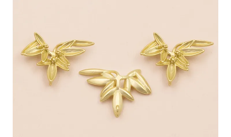 Colgante Hojas 25*17mm Oro Mate