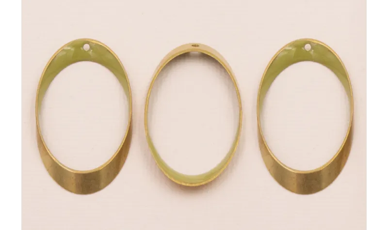 Ovalo Biselado 40*22 Esmalte verde Pistacho / Cuentas Metálicas de Latón / Zamak