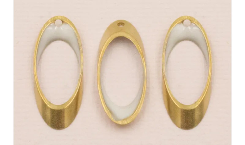 Ovalo Biselado 25*10 Esmalte beige / Cuentas Metálicas de Latón / Zamak