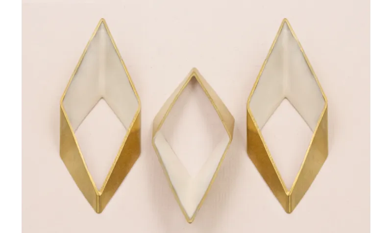 Rombo Biselado 75*28 Esmalte Beige / Cuentas Metálicas de Latón / Zamak