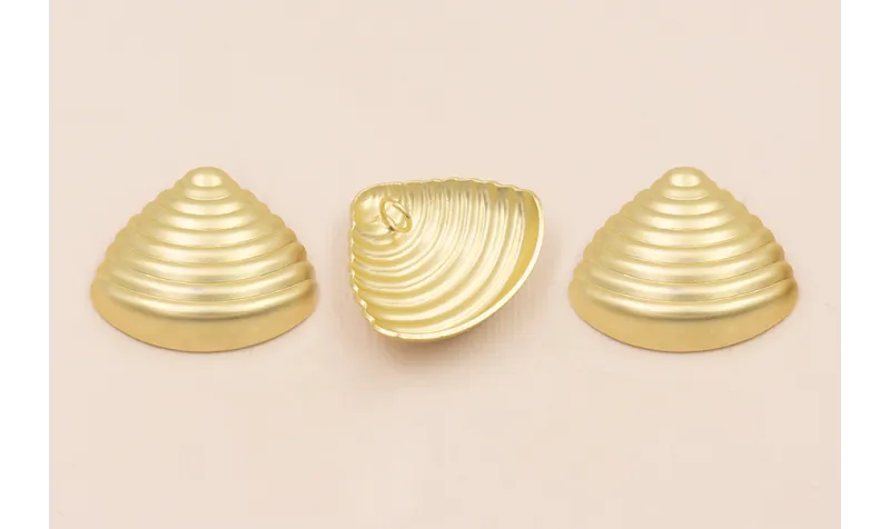 Colgante concha triangular rayada 32*26mm Oro Mate