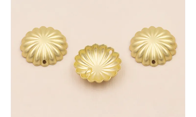 Colgante semicircular estriado 27mm Oro Mate / Cuentas Metálicas de Latón / Zamak