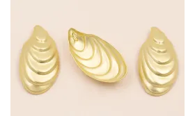 Colgante mejillón 46*23 Oro Mate / Cuentas Metálicas de Latón / Zamak