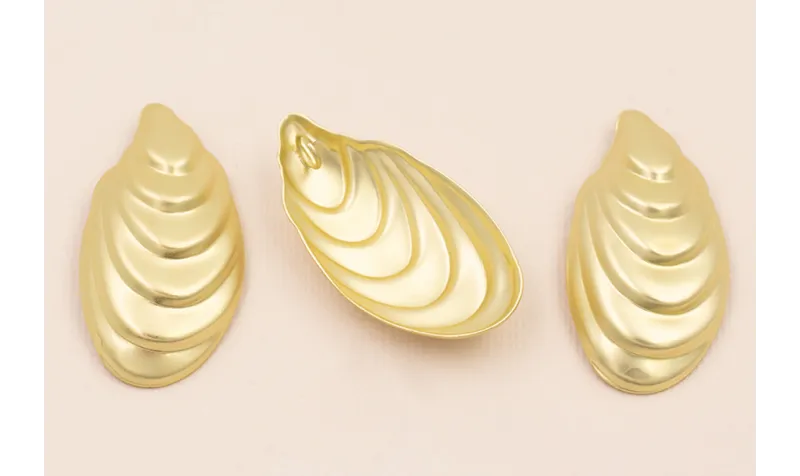 Colgante mejillón 46*23 Oro Mate / Cuentas Metálicas de Latón / Zamak