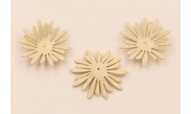 Flor Irregular esmaltada 33mm diametro Beige / Cuentas Metálicas de Latón / Zamak