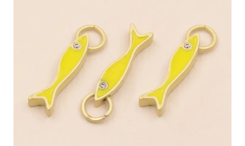 Colgante Pez esmaltado Amarillo 15*3 con arandela / Cuentas Metálicas de Latón / Zamak
