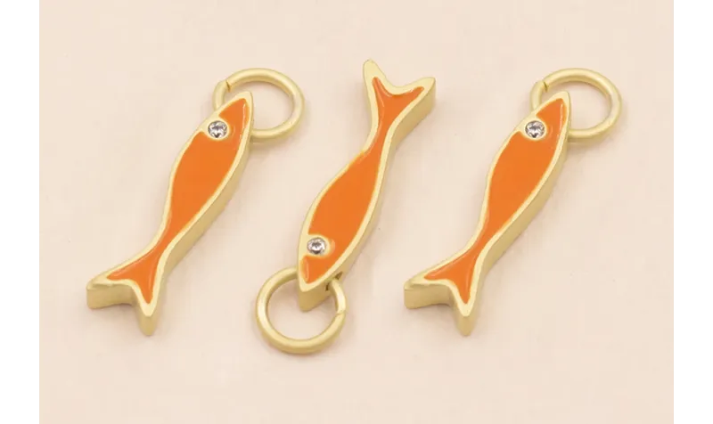 Colgante Pez esmaltado Naranja 15*3mm con arandela / Cuentas Metálicas de Latón / Zamak