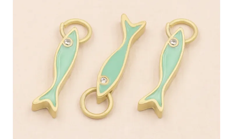 Colgante Pez esmaltado verde 15*3mm con arandela / Cuentas Metálicas de Latón / Zamak