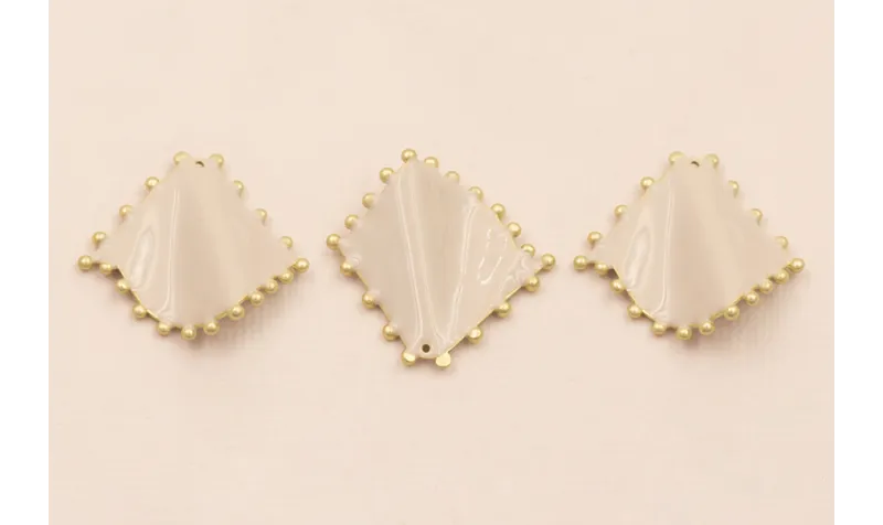 Colgante Rombo eslamtado ribetes 26*26mm Beige