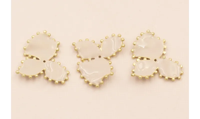 Trebol esmaltado ribetes dorados 20*25mm Beige