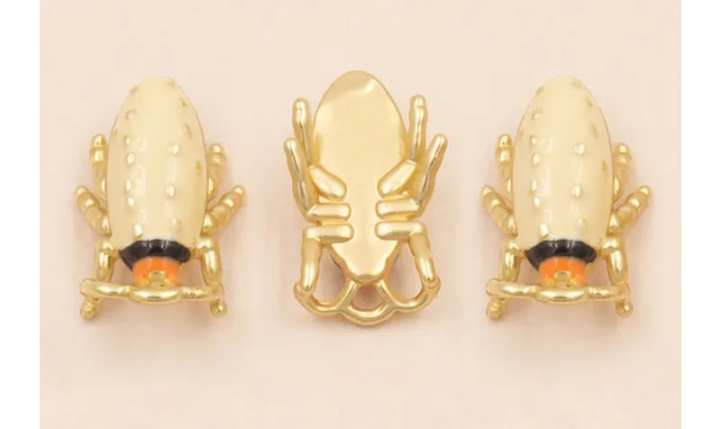 Colgante Escarabajo 15*10mm Beige, Negro y Ocre / Cuentas Metálicas de Latón / Zamak