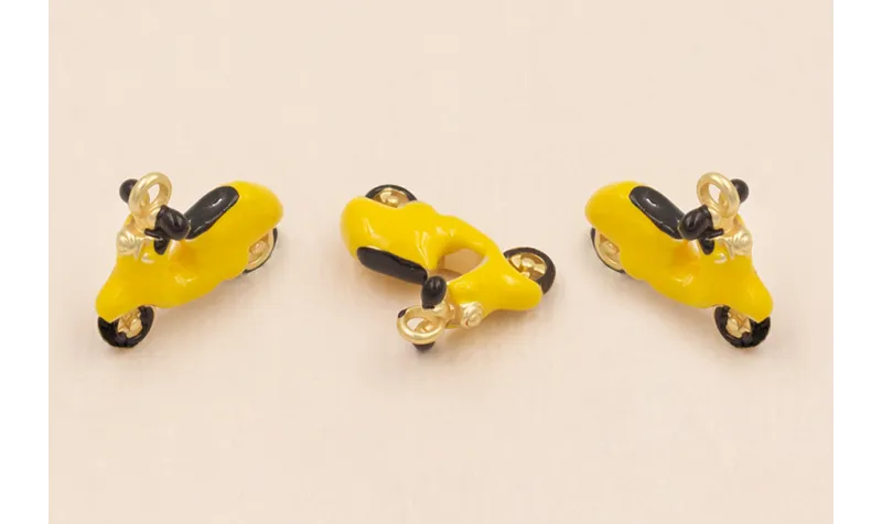 Colgante Vespa 15*10mm esmalte Amarillo / Cuentas Metálicas de Latón / Zamak