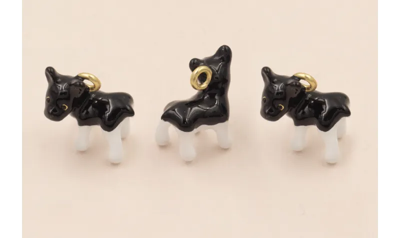 Colgante Perro Bulldog 16*14mm Blanco y Negro / Cuentas Metálicas de Latón / Zamak