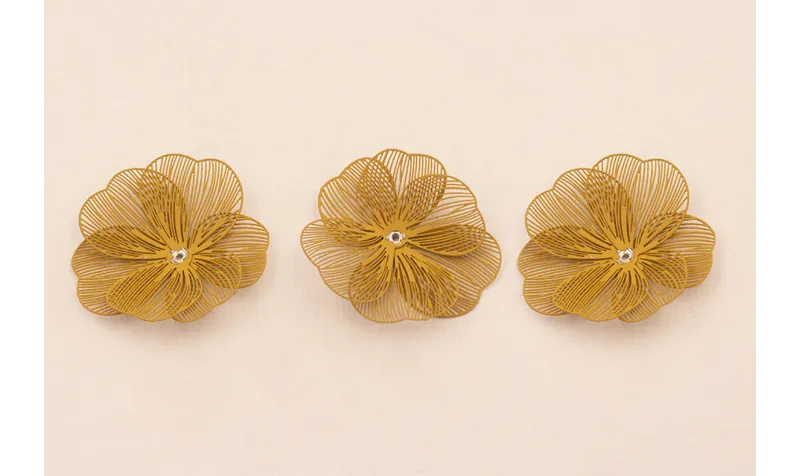 Flor 35mm 6 pétalos moldeables Mostaza / Cuentas Metálicas de Latón / Zamak