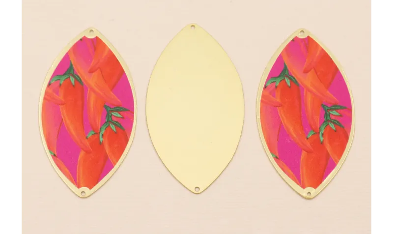 Ovalo 60*33  Oro Mate Pimientos sobre Fuxia / Cuentas Metálicas de Latón / Zamak