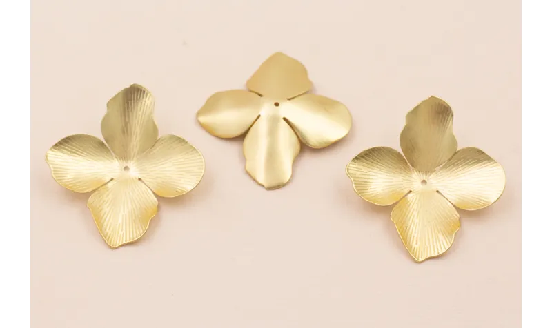 Flor 4 pétalos 40mm diámetro Oro Mate / Cuentas Metálicas de Latón / Zamak