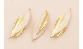 Colgante Hoja Bicolor 40*12mm Oro Mate y Beige / Cuentas Metálicas de Latón / Zamak