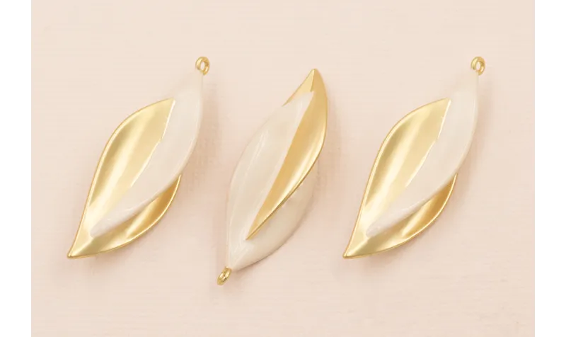 Colgante Hoja Bicolor 40*12mm Oro Mate y Beige / Cuentas Metálicas de Latón / Zamak